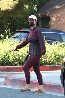 Katy Perry feet photo thumbnail