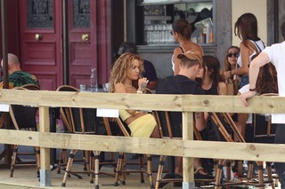 Rita Ora feet photo thumbnail