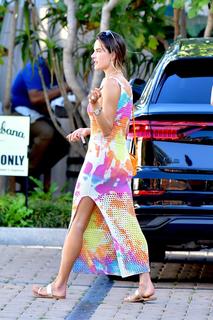 Alessandra Ambrosio feet photo thumbnail
