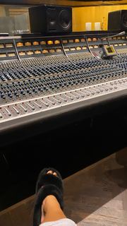 Halle Bailey feet photo thumbnail