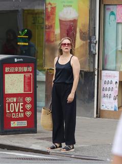 Alicia Silverstone feet photo thumbnail