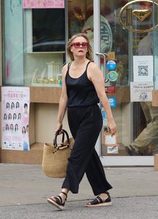 Alicia Silverstone feet photo thumbnail