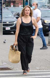 Alicia Silverstone feet photo thumbnail