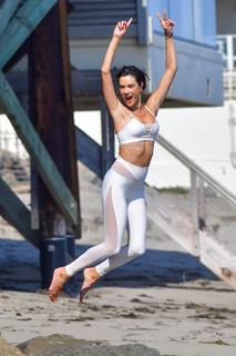 Alessandra Ambrosio feet photo thumbnail