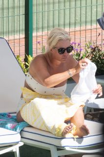 Denise Van Outen feet photo thumbnail