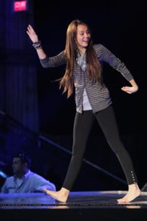 Miley Cyrus feet photo thumbnail