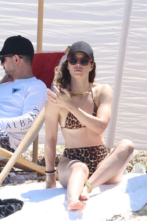 Jessica Biel feet photo thumbnail