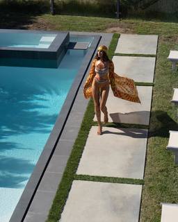 Olivia Culpo feet photo thumbnail