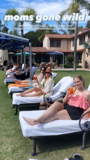 Hilary Duff feet photo thumbnail