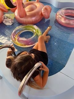 Claudia Romani feet photo thumbnail