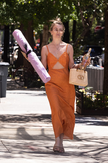 Julianne Hough feet photo thumbnail