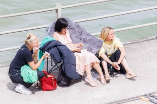Lily Allen feet photo thumbnail