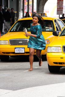 Mindy Kaling feet photo thumbnail