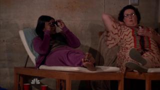Mindy Kaling feet photo thumbnail
