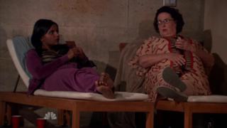 Mindy Kaling feet photo thumbnail