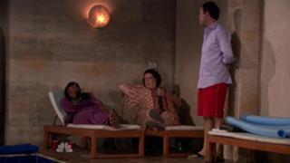 Mindy Kaling feet photo thumbnail
