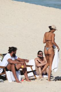 Lais Ribeiro feet photo thumbnail
