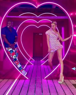 Laura Whitmore feet photo thumbnail