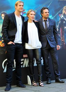 Scarlett Johansson feet photo thumbnail