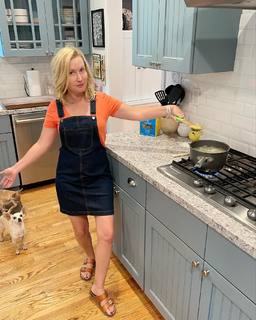 Angela Kinsey feet photo thumbnail