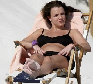 Britney Spears feet photo thumbnail