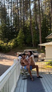 Kendall Jenner feet photo thumbnail
