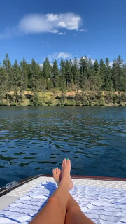 Kendall Jenner feet photo thumbnail