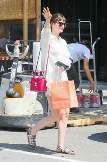 Anne Hathaway feet photo thumbnail