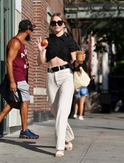Julianne Hough feet photo thumbnail