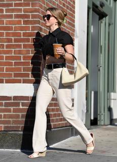 Julianne Hough feet photo thumbnail