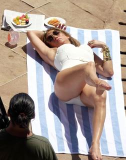 Jennifer Lopez feet photo thumbnail
