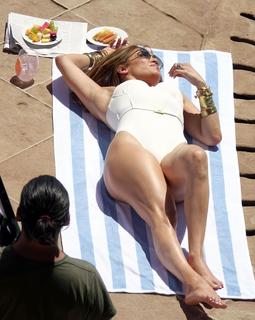 Jennifer Lopez feet photo thumbnail