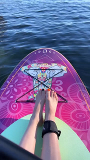 Avril Lavigne feet photo thumbnail