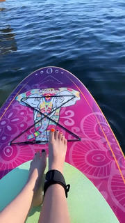 Avril Lavigne feet photo thumbnail