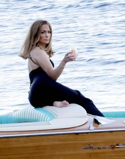 Jennifer Lopez feet photo thumbnail
