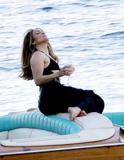 Jennifer Lopez feet photo thumbnail