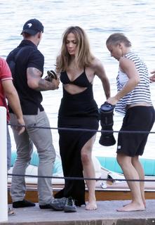 Jennifer Lopez feet photo thumbnail