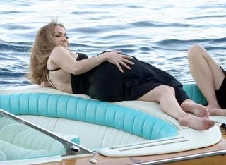 Jennifer Lopez feet photo thumbnail
