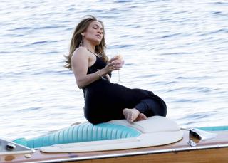 Jennifer Lopez feet photo thumbnail