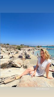 Alicia Silverstone feet photo thumbnail