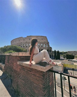 Larissa Manoela feet photo thumbnail