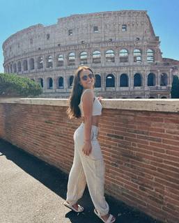 Larissa Manoela feet photo thumbnail