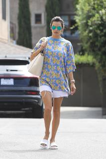 Alessandra Ambrosio feet photo thumbnail