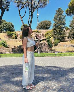 Larissa Manoela feet photo thumbnail