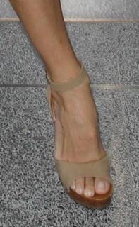 Pamela Anderson feet photo thumbnail