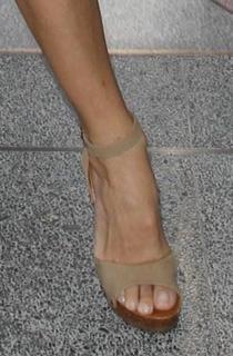 Pamela Anderson feet photo thumbnail