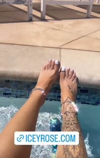 Victoria Waldrip feet photo thumbnail