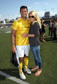 Kelly Ripa feet photo thumbnail