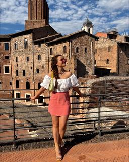 Larissa Manoela feet photo thumbnail
