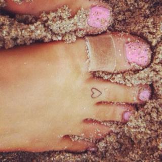 Ariana Grande feet photo thumbnail